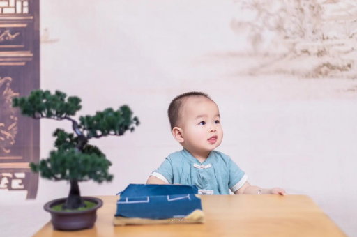 安达怀孕肚子中间凹两边凸